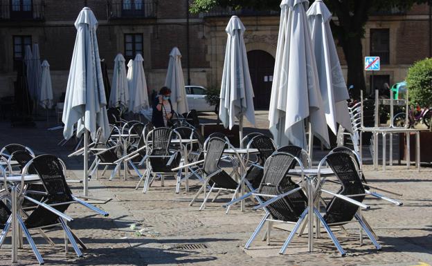 Una terraza colocada para su apertura. 