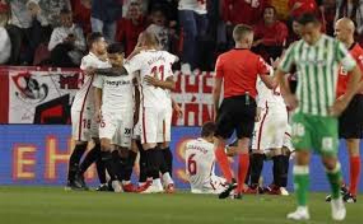 Imagen de un derbi sevillano en el Sánchez Pizjuán. 