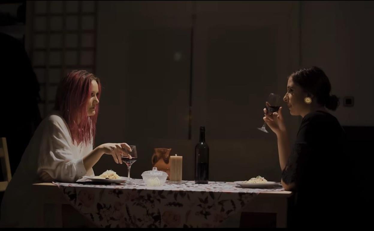 Alba Reig y María Peláe durante el vídeoclip.