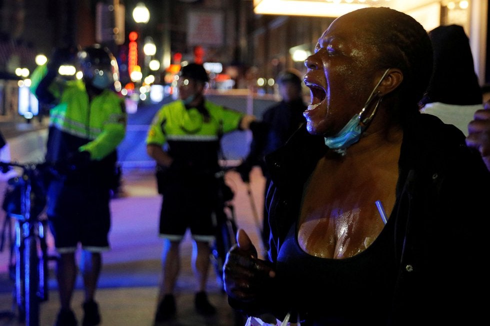 Una mujer afectada por el lanzamiento de gas lacrimógeno durante una protesta en Boston