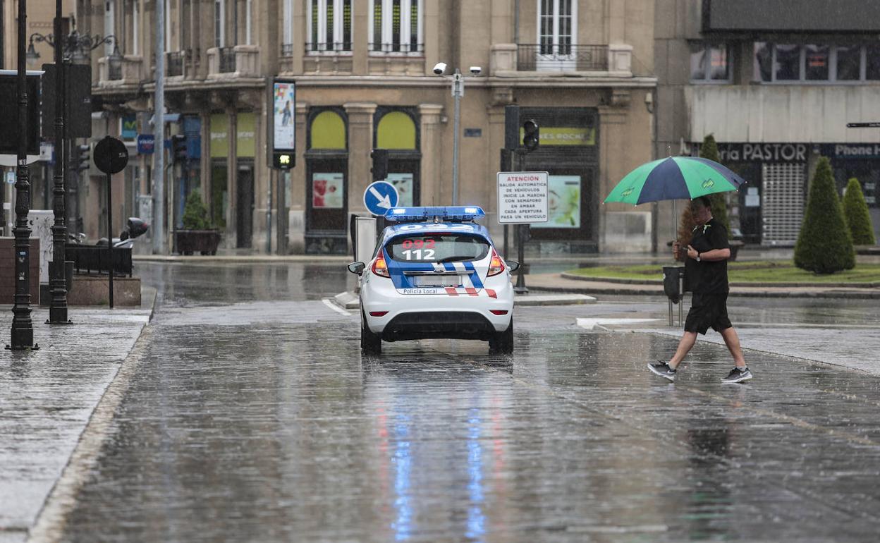 Lluvia en la ciudad de León este domingo.