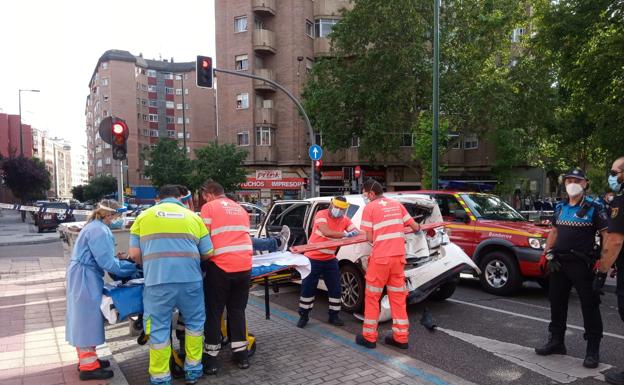 Los sanitarios conducen a uno de los heridos. 