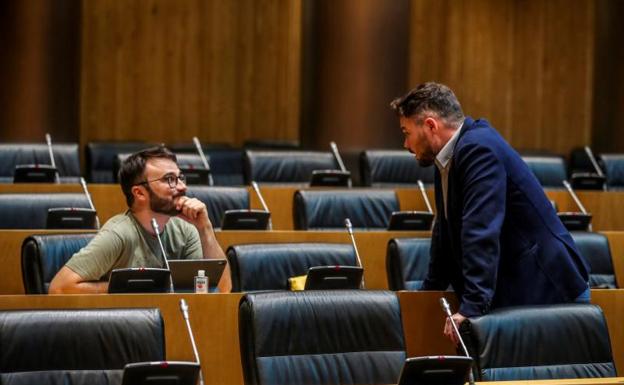 El portavoz parlamentario de Esquerra Republicana, Gabriel Rufián (d), conversa con el portavoz parlamentario de la CUP, Albert Botran.