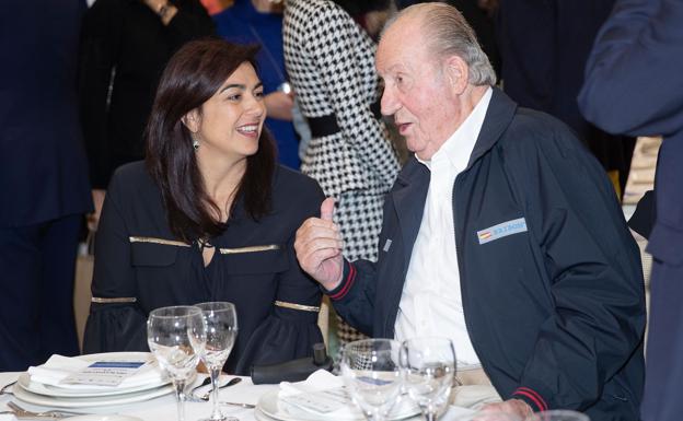 Don Juan Carlos conversa con una invitada durante una entrega de premios en noviembre.