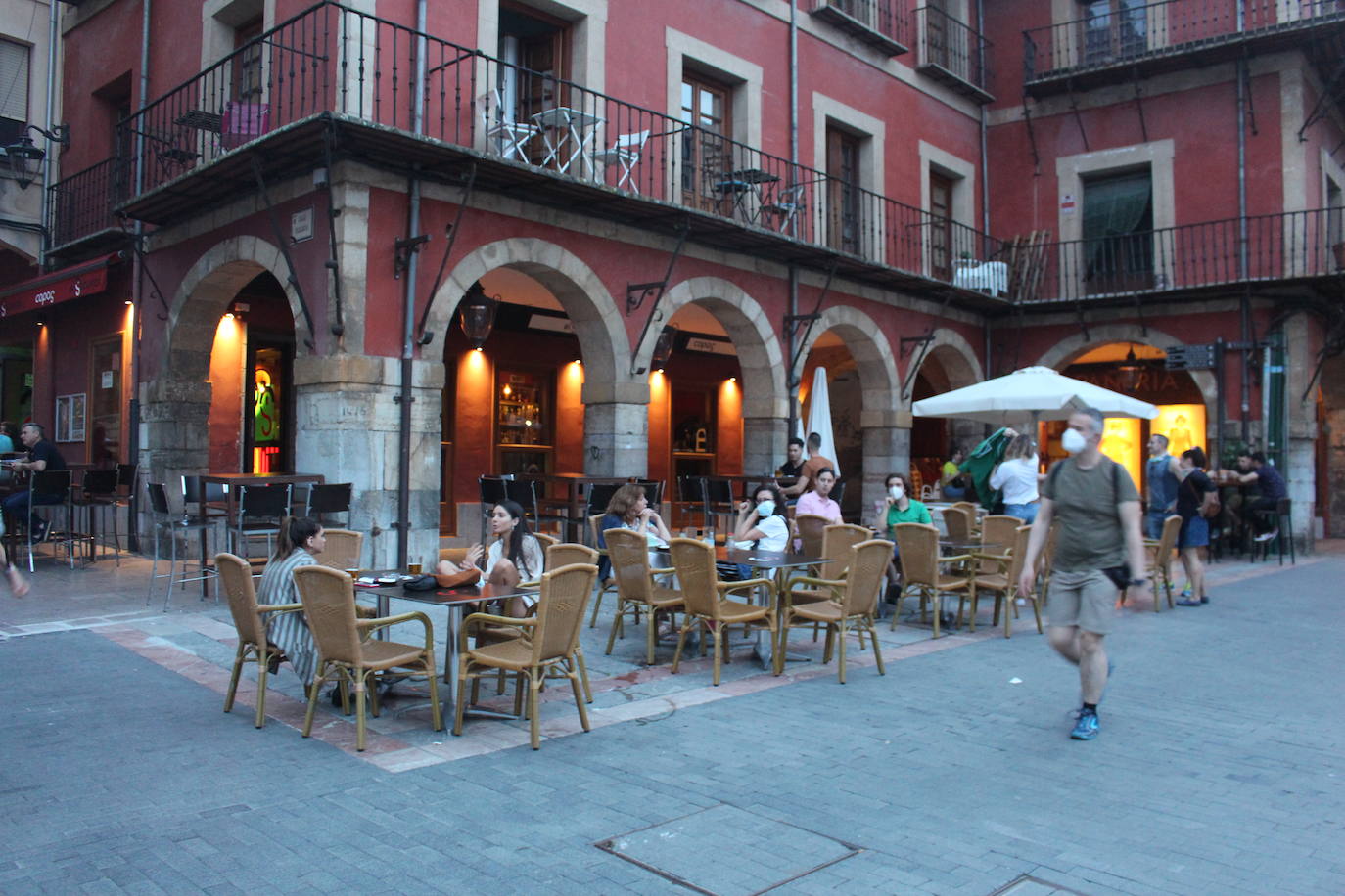 El Soportal se ha convertido en el referente de los mejores ratos de la tarde, donde los leoneses disfrutan en el mejor ambiente posible 