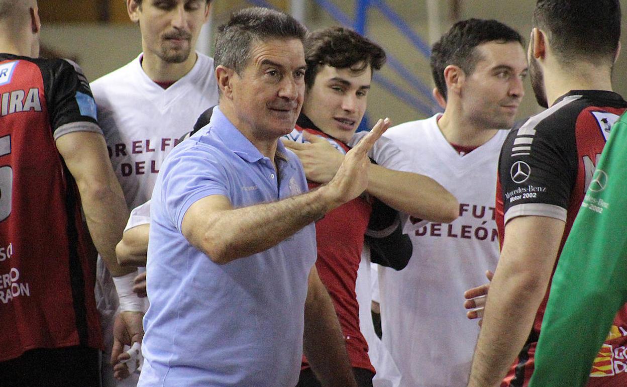 Manolo Cadenas, en un partido con el Abanca Ademar.