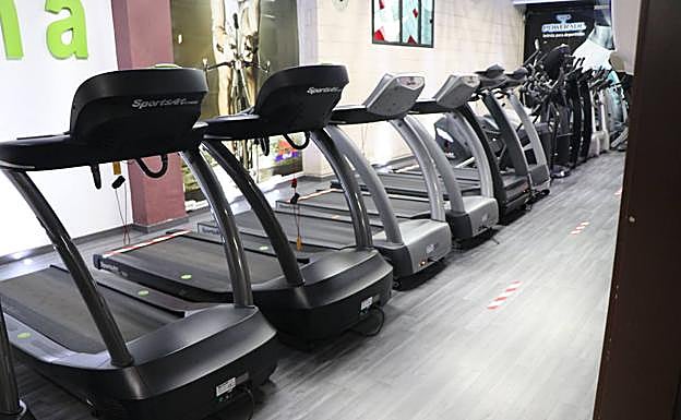 Imagen principal - Detalles del gimnasio en su vuelta a la actividad. 