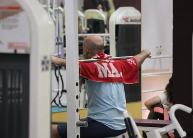 Imagen secundaria 1 - Detalles del gimnasio en su vuelta a la actividad. 