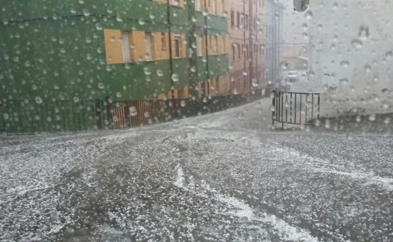 Granizo en una calle de la localidad de Ciñera.