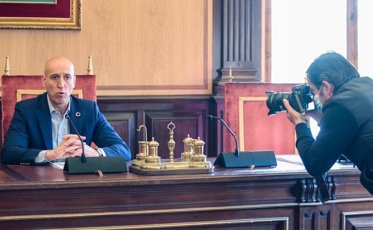 José Antonio Diez, en el Ayuntamiento de León, durante la rueda de prensa de este miércoles. 