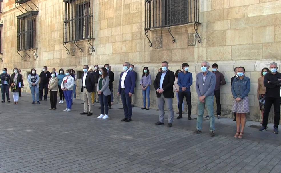 Diputados provinciales y personal de la institución guardan un minuto de silencio.