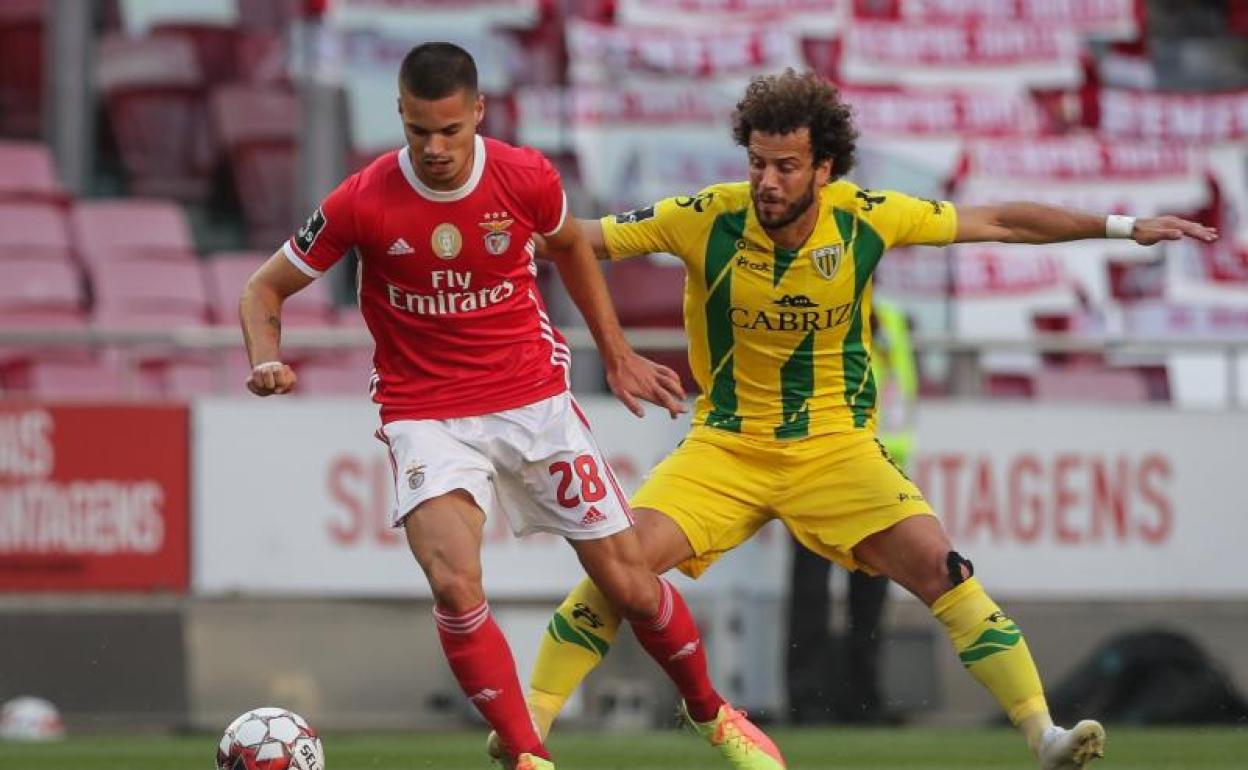 Julian Weigl, uno de los jugadores heridos, durante el partido ante el Tondela. 
