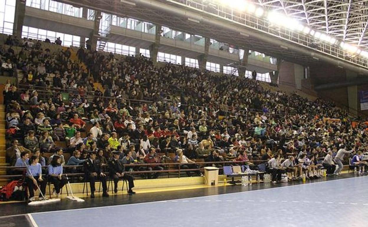 Grada del Palacio de Deportes durante un partido del Ademar.