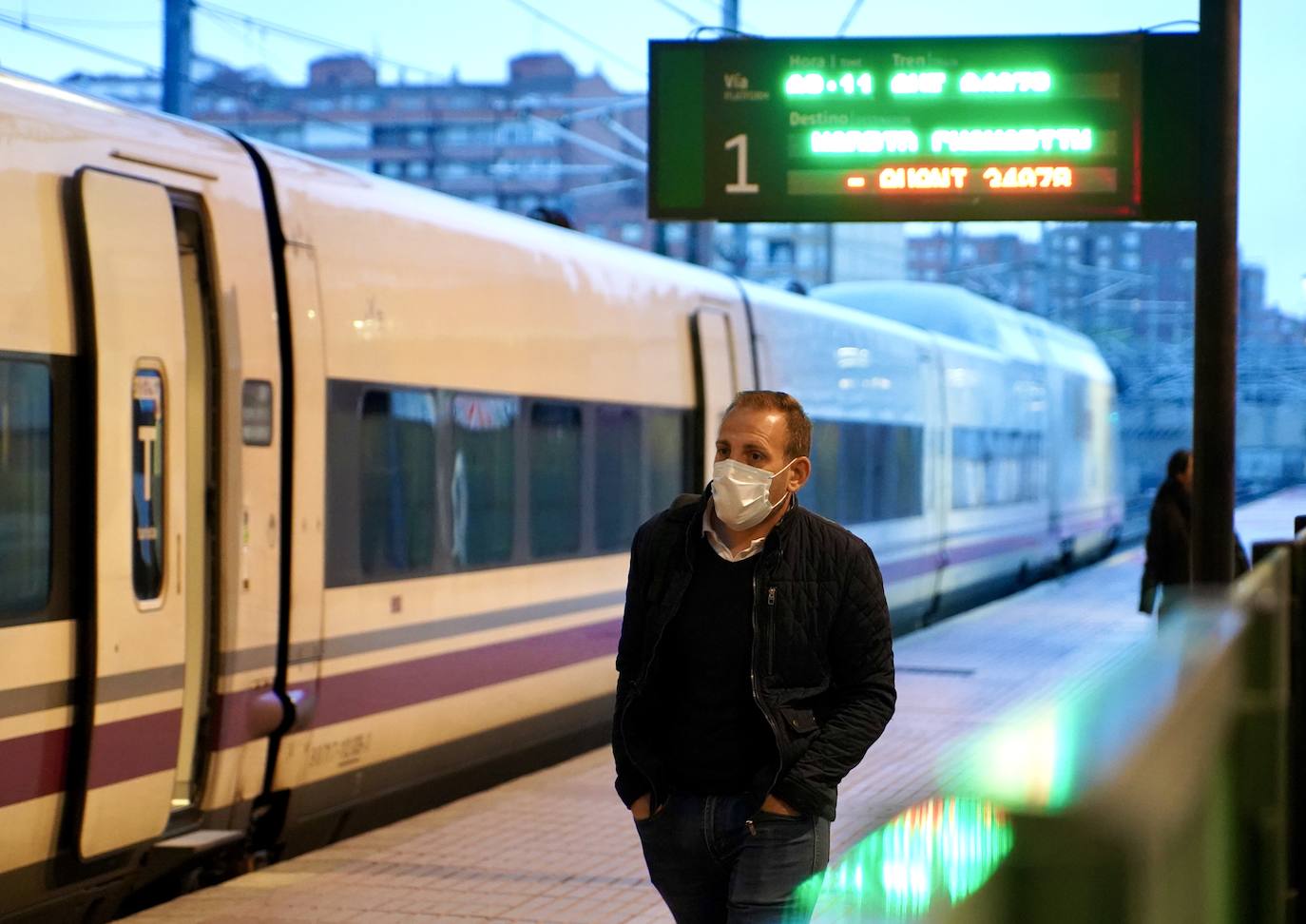 Un hombre espera para montar en el tren. 