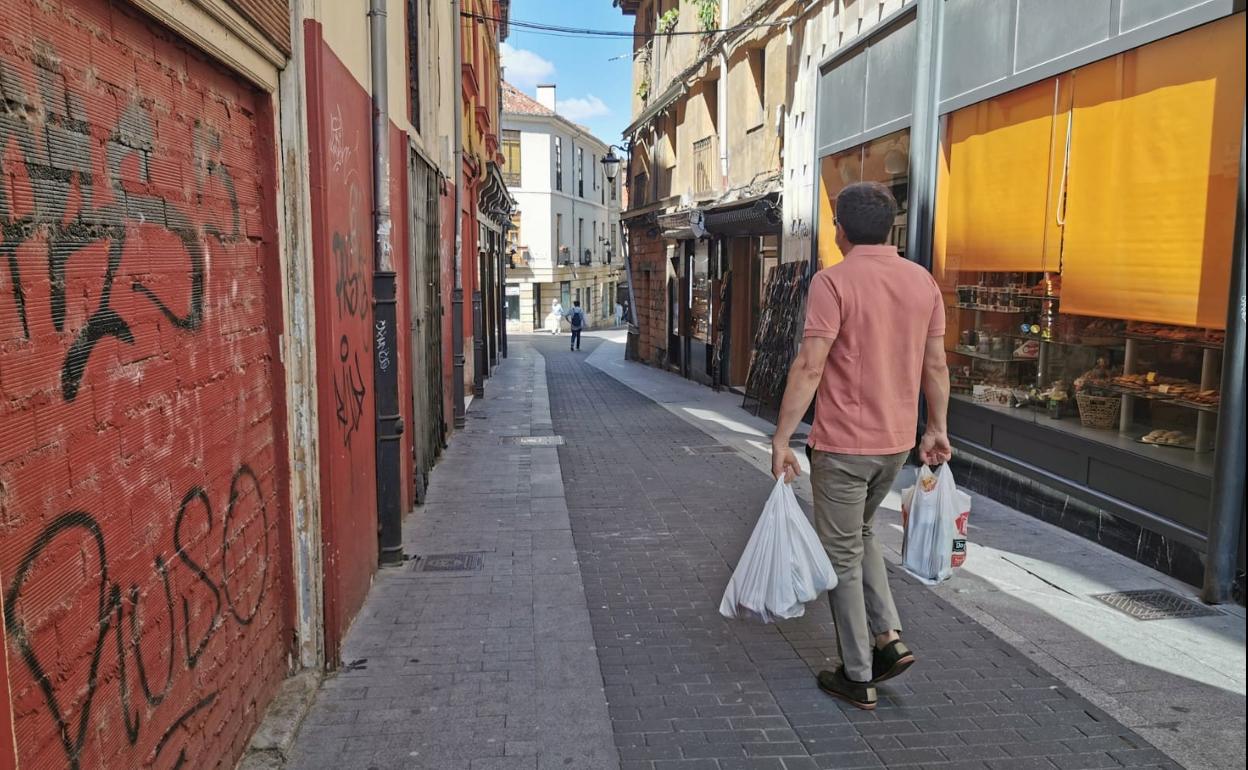 Un hombre pasea por las calles de León durante esta mañana.