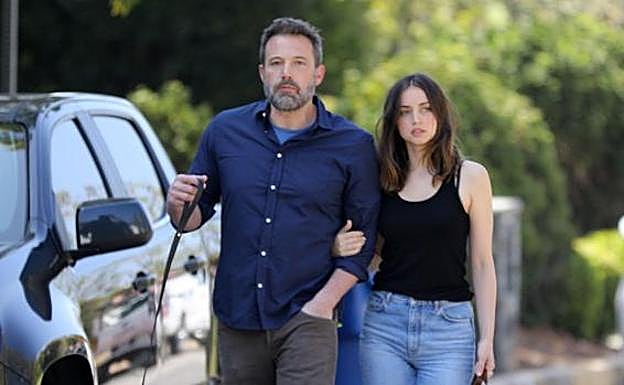 Ben Affleck junto a su pareja, la actriz Ana de Armas. 