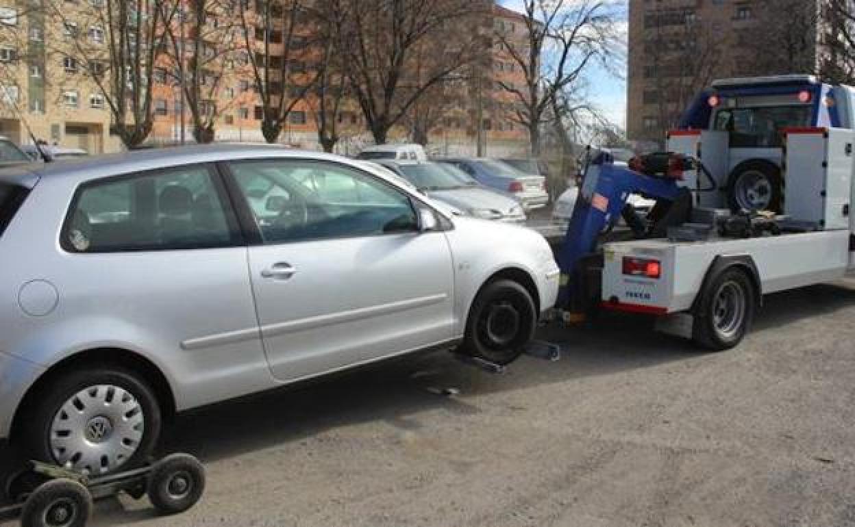 Una grúa retira un coche en la provincia.