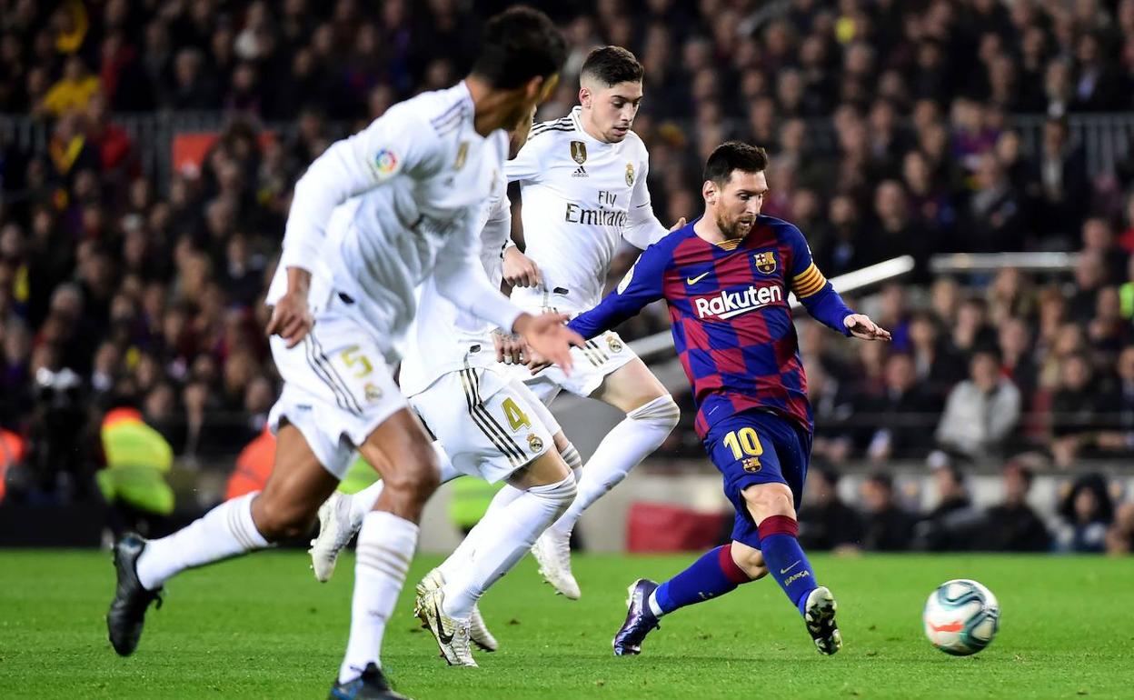 Messi, perseguido por varios futbolistas del Real Madrid en el clásico del Camp Nou. 