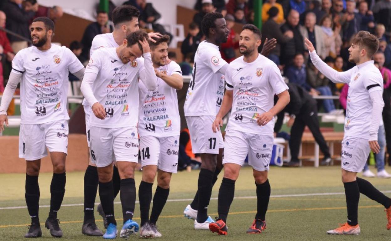 Los jugadores del Peña Deportiva celebran un gol.