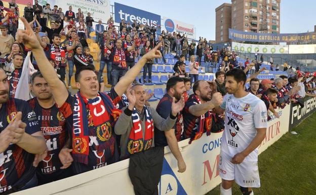 La afición y el ambiente que generan en La Constitución ha sido una de las grandes armas del Yeclano Deportivo.