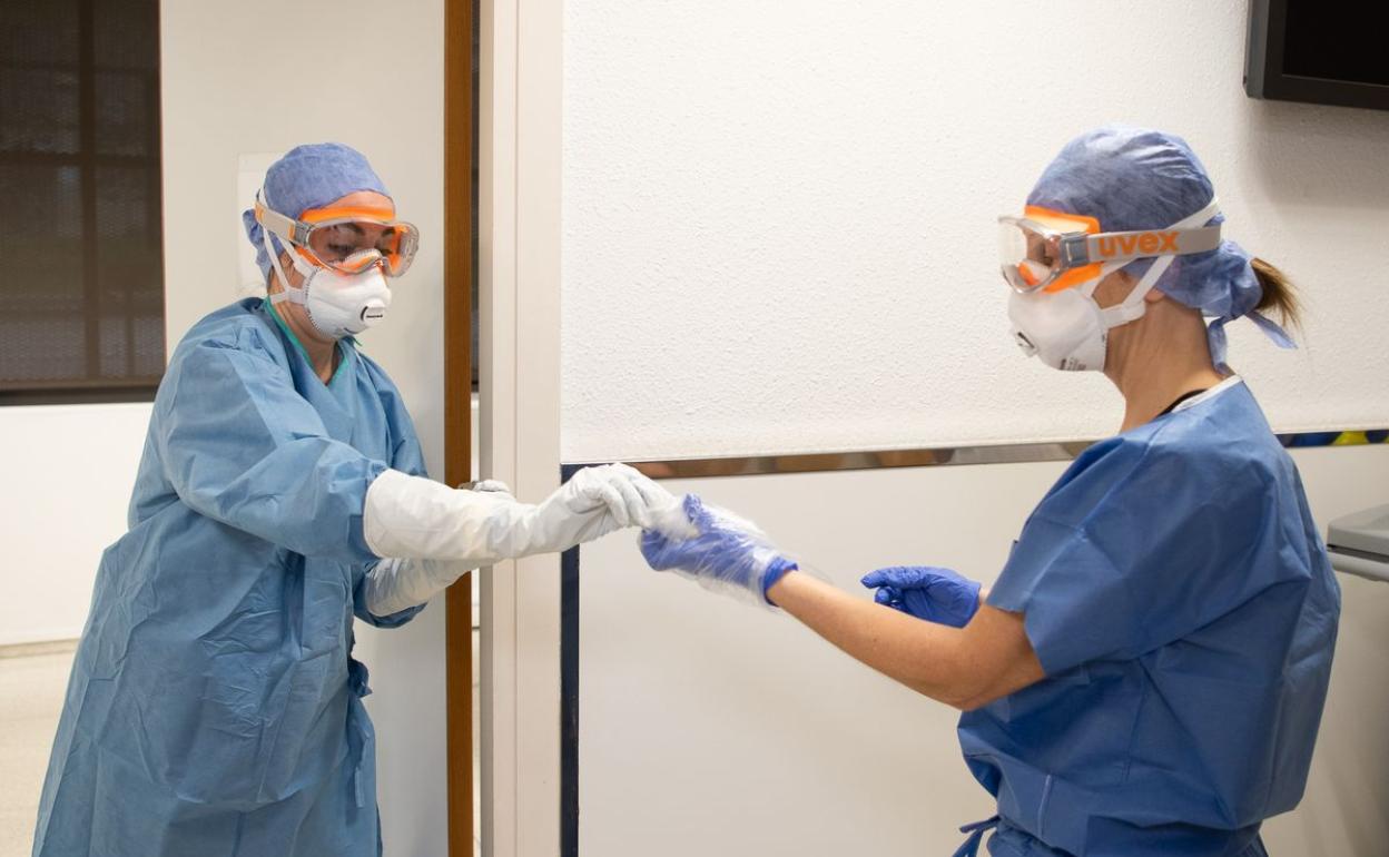 Personal clínico en una planta destinada a pacientes de coronavirus COVID-19.