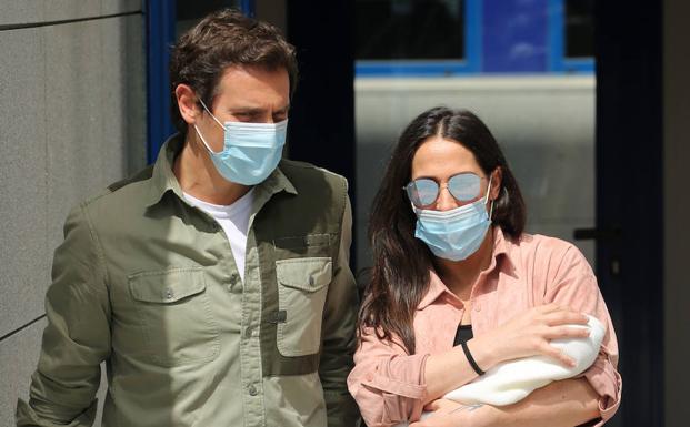 Malú y Albert Rivera abandonan el hospital con su hija. 