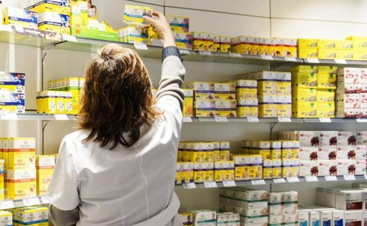 Una farmacéutica, durante su jornada laboral. 