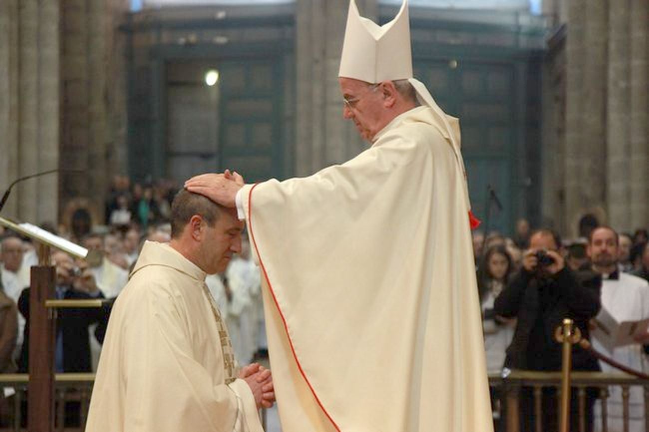 El leonés Jesús Fernández, cura de la Cultural y obispo auxiliar de Santiago, nuevo obispo de Astorga. En las imágenes, nombramiento como auxiliar de Santiago.