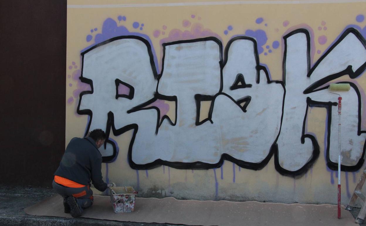 Eliminación de pintadas en el casco antiguo de Ponferrada.