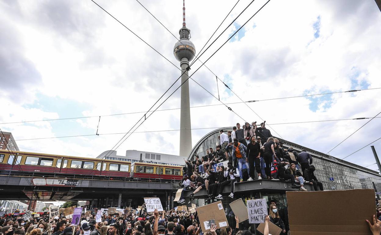 Protestas en berlín por la muerte de George Floyd. 