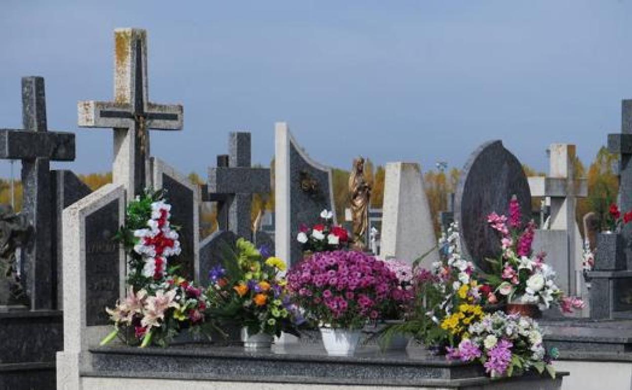 Reabre el cementerio municipal de La Bañeza