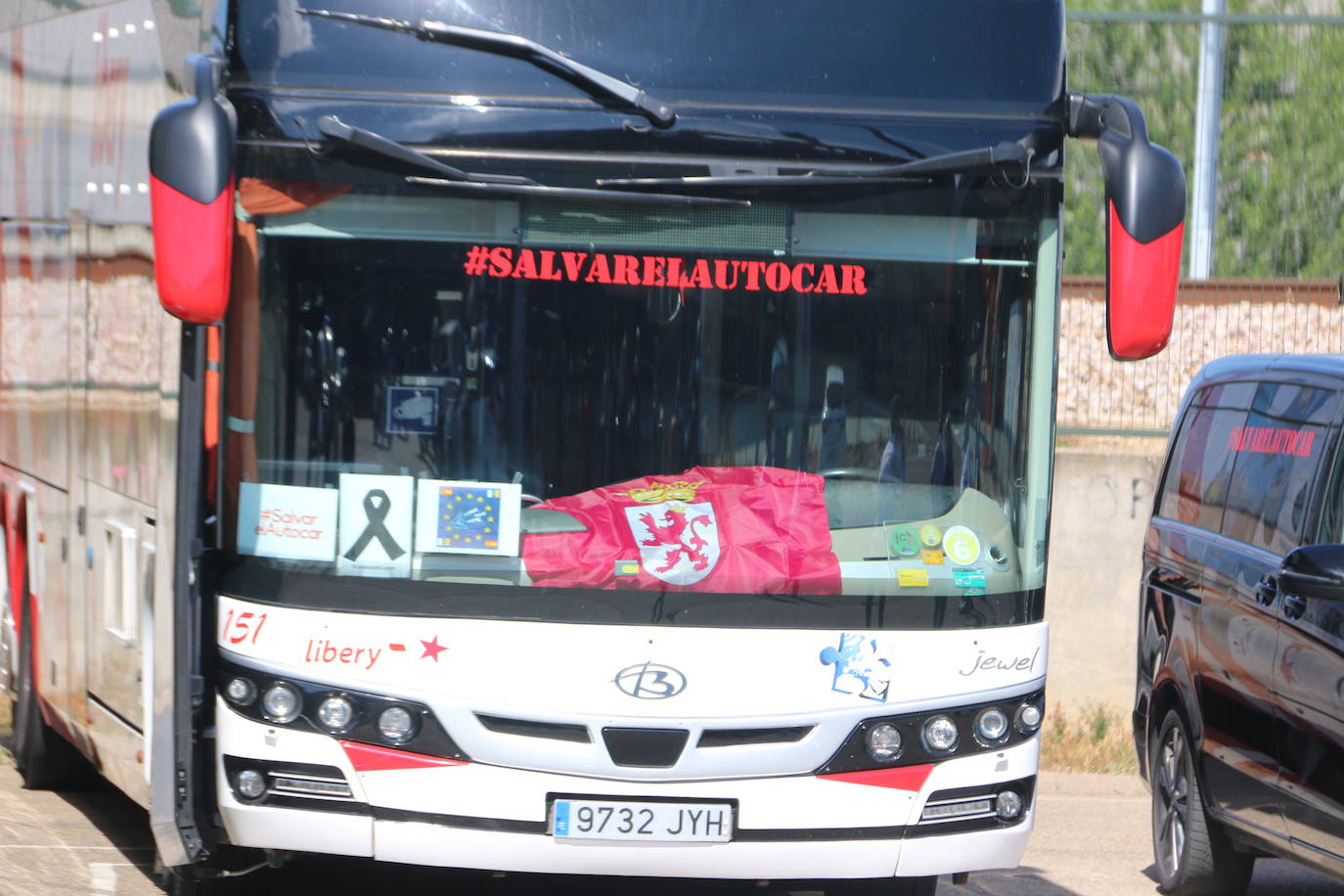 Los buses del servicio discrecional salen a las calles para reivindicar ayudas al sector.