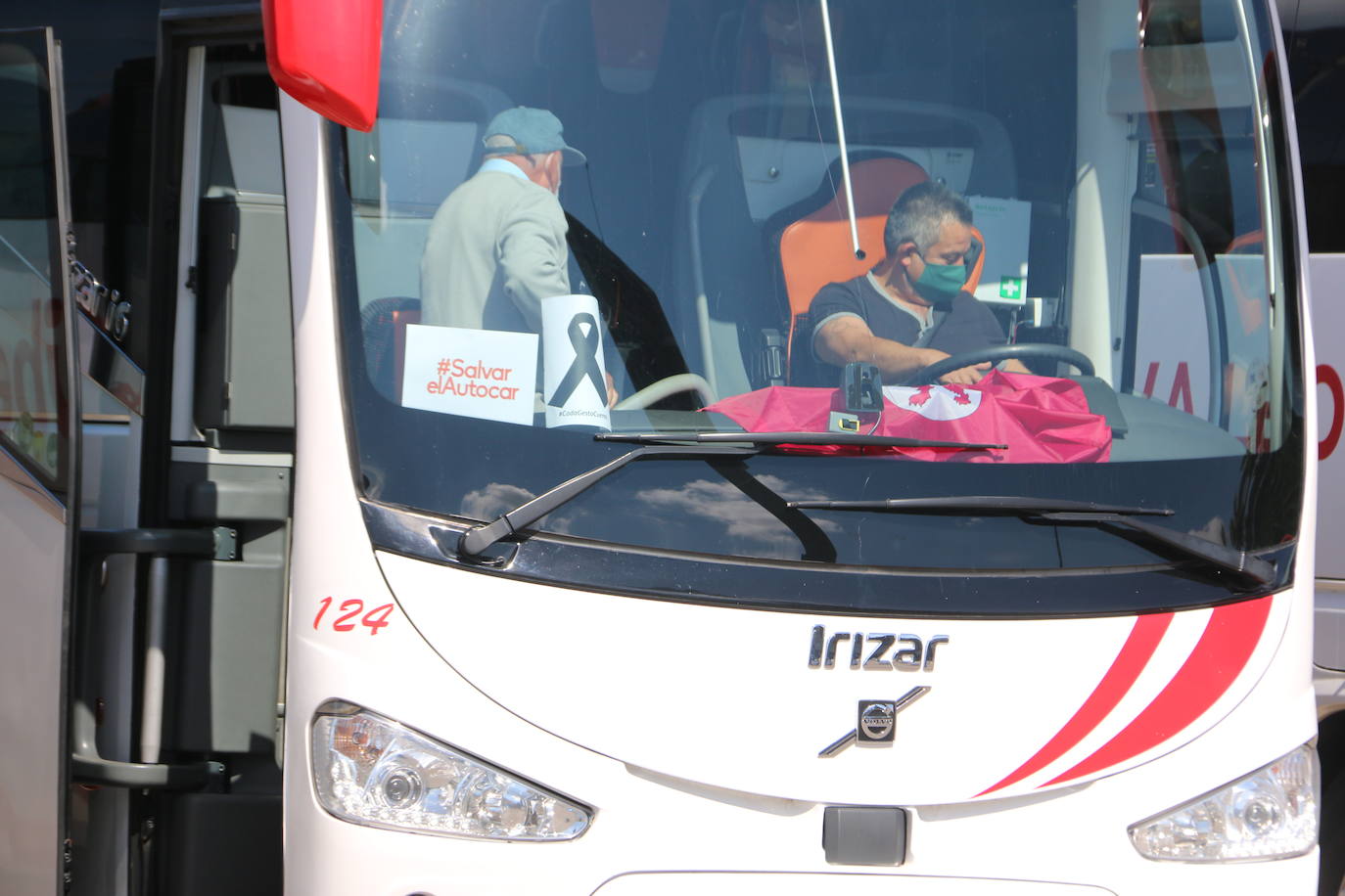 Los buses del servicio discrecional salen a las calles para reivindicar ayudas al sector.