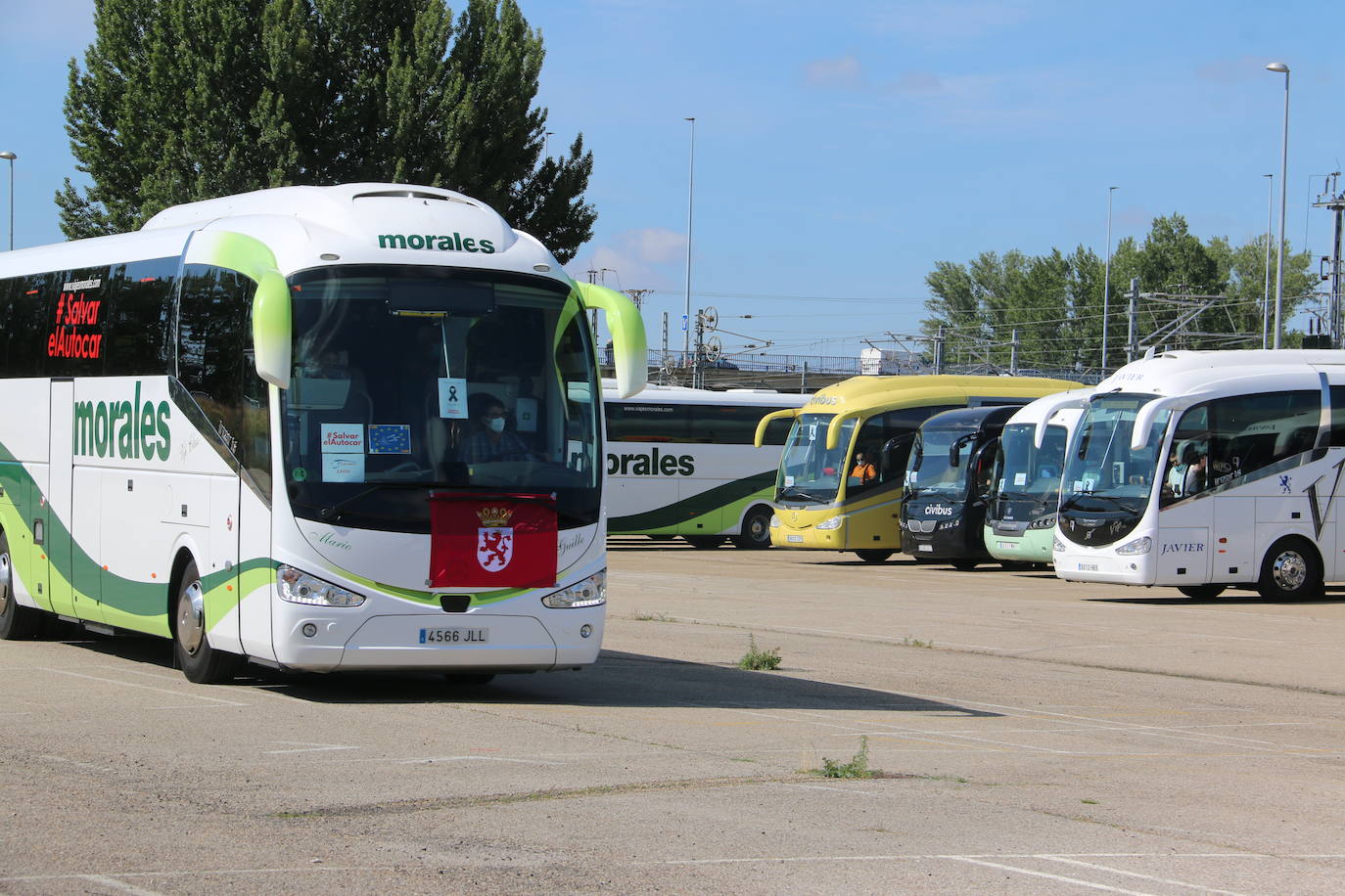 Los buses del servicio discrecional salen a las calles para reivindicar ayudas al sector.