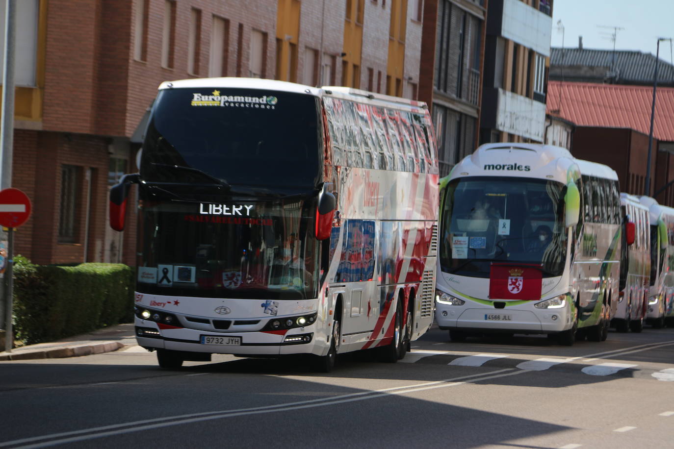 Los buses del servicio discrecional salen a las calles para reivindicar ayudas al sector.