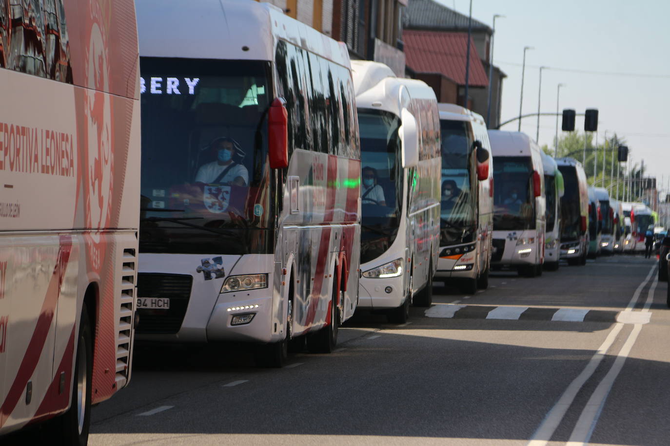 Los buses del servicio discrecional salen a las calles para reivindicar ayudas al sector.