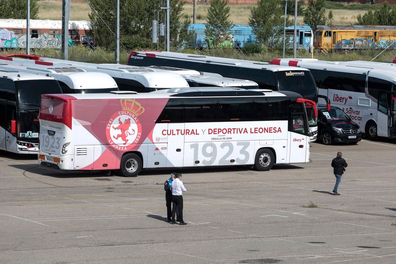 Los buses del servicio discrecional salen a las calles para reivindicar ayudas al sector.