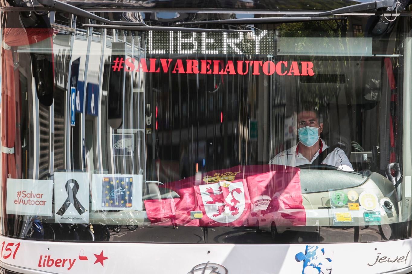 Los buses del servicio discrecional salen a las calles para reivindicar ayudas al sector.