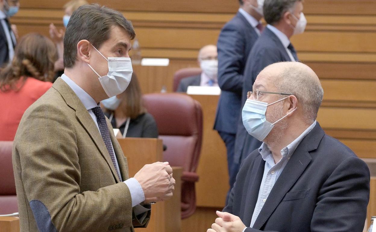 Segunda sesión del pleno de las Cortes de Castilla y León. En la imagen el vicepresidente de la Junta, Francisco Igea, junto al consejero de Presidencia, Ángel Ibáñez