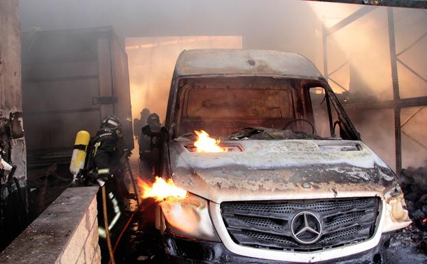 Galería. Bomberos de León intervinen en el lugar del incendio.