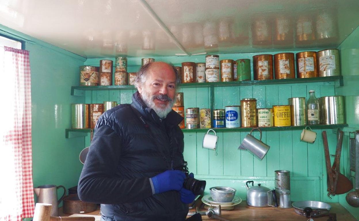 El escritor y periodista berciano Valentin Carrera en la base antártica de Port Lockroy durante la campaña 2016-17