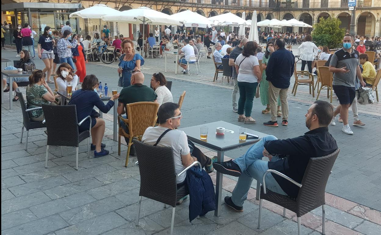 Una de las terrazas de la Plaza Mayor de León.