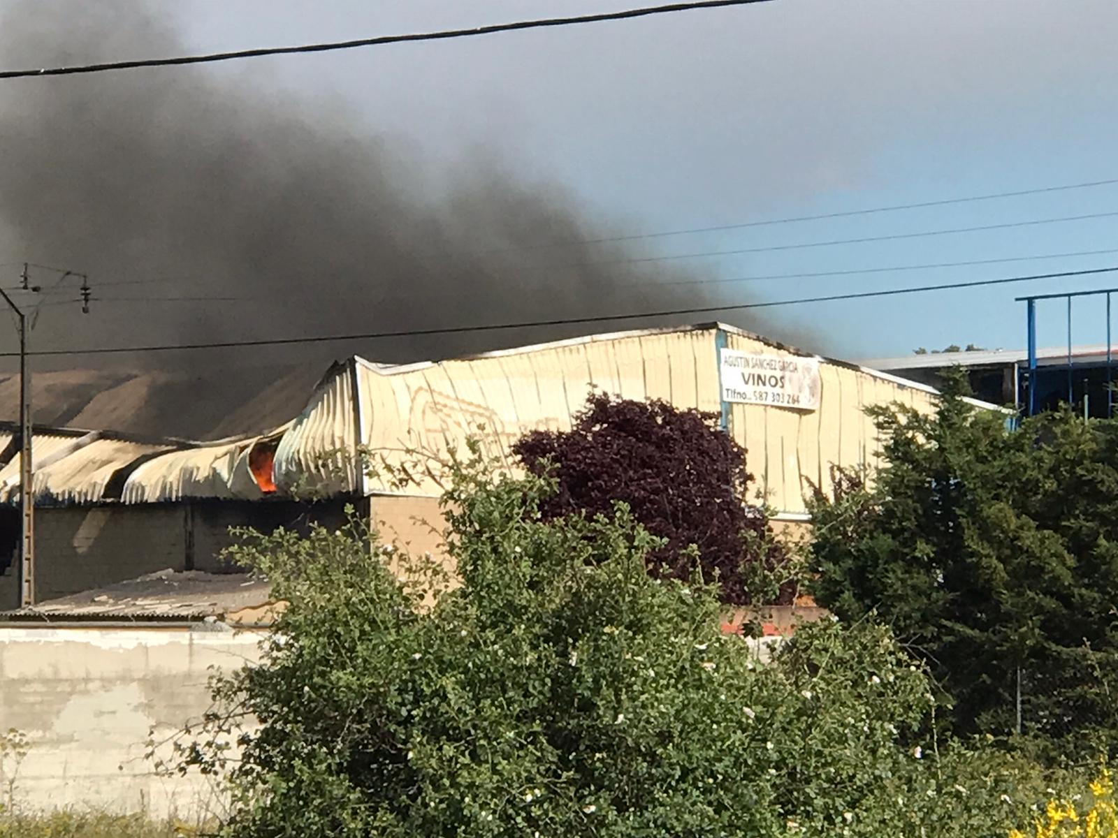 Un gran incendio devora una nave industrial con productos químicos y alcanza a otras anexas en Valverde de la Virgen.