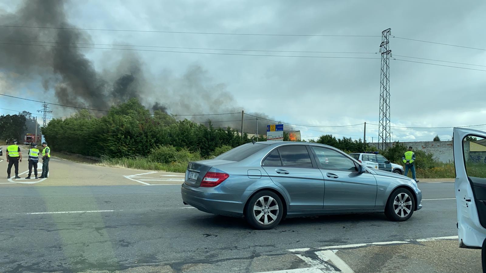 Un gran incendio devora una nave industrial con productos químicos y alcanza a otras anexas en Valverde de la Virgen.