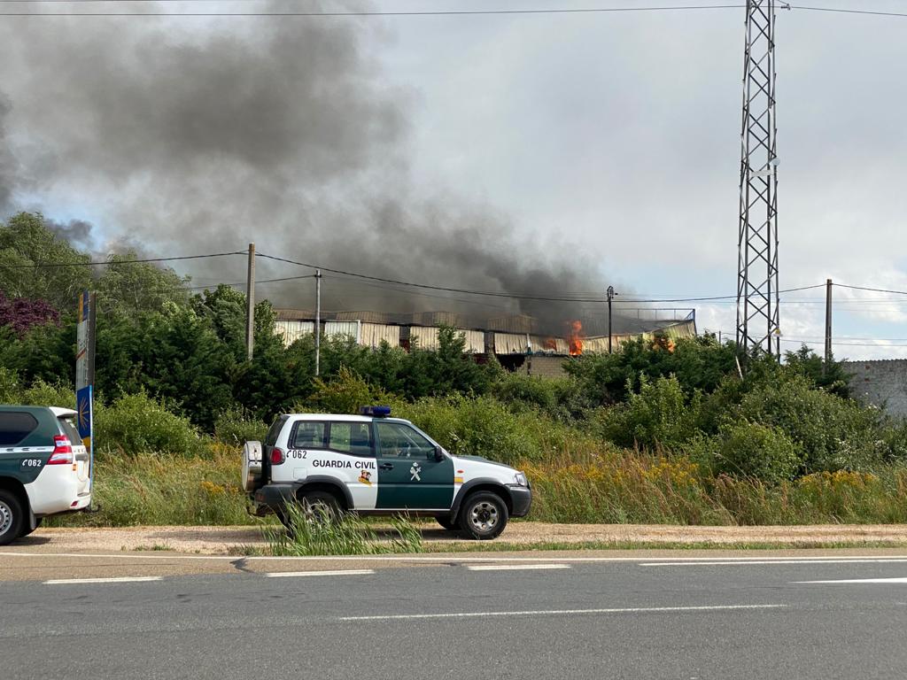 Un gran incendio devora una nave industrial con productos químicos y alcanza a otras anexas en Valverde de la Virgen.