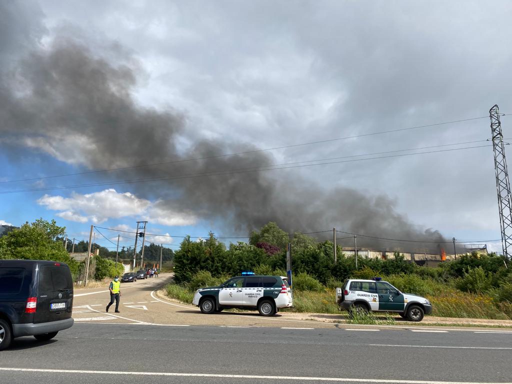 Un gran incendio devora una nave industrial con productos químicos y alcanza a otras anexas en Valverde de la Virgen.