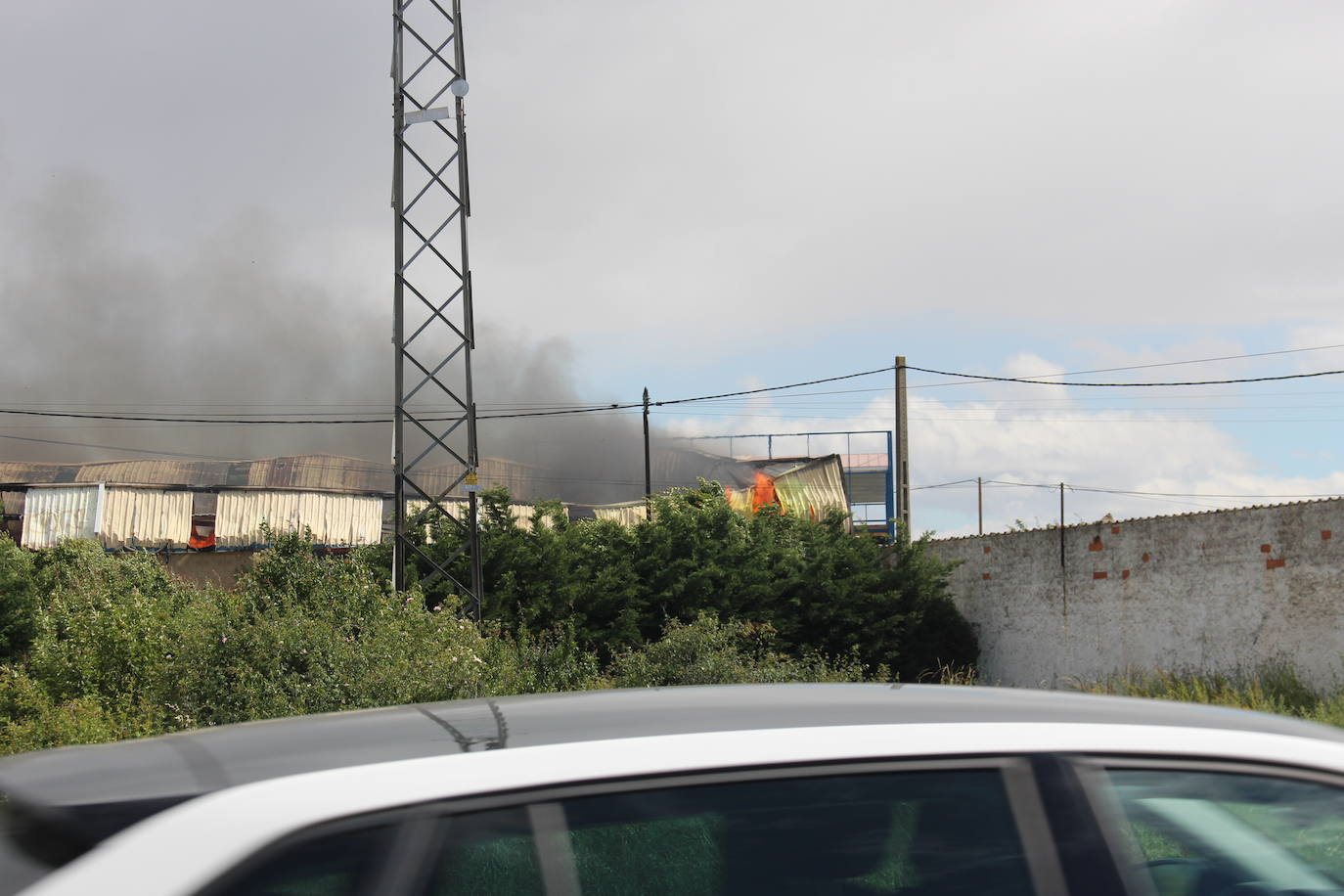 Un gran incendio devora una nave industrial con productos químicos y alcanza a otras anexas en Valverde de la Virgen.