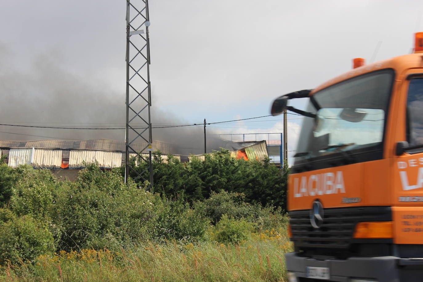 Un gran incendio devora una nave industrial con productos químicos y alcanza a otras anexas en Valverde de la Virgen.