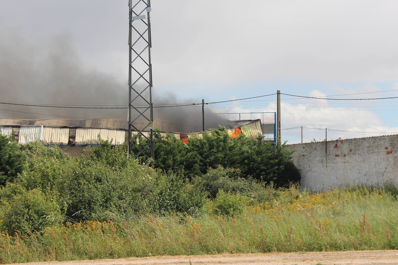 Un gran incendio devora una nave industrial con productos químicos y alcanza a otras anexas en Valverde de la Virgen.