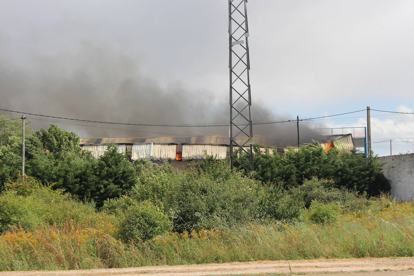 Un gran incendio devora una nave industrial con productos químicos y alcanza a otras anexas en Valverde de la Virgen.